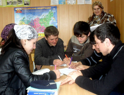 Ученики старших классов Уцмиюртовской средней школы Бабаюртовского района Дагестана. Апрель 2011 г. Фото http://ucmiyrt.dagschool.com