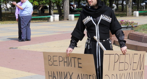 Одиночный пикет Артура Багадирова в поддержку сирийских черкесов. Майкоп, 23 сентября 2012 г. Фото Олега Чалого для "Кавказского узла"