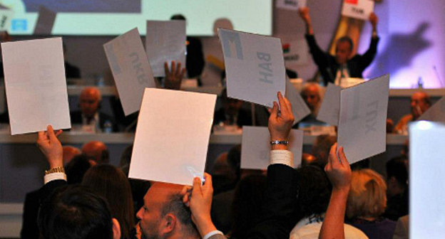 Голосование на 83 конгрессе FIDE в Баку 8 сентября 2012 г. Фото: Arman Karakhanyan, http://www.facebook.com/IstanbulChessOlympiad2012