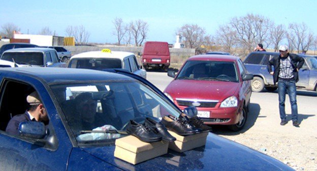 Торговля автомобилями на стихийном авторынке. Автотрасса "Махачкала-Каспийск". 3 апреля 2011 г. Фото Мусы Мусаева для "Кавказского узла"
