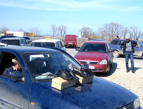 Торговля автомобилями на стихийном авторынке. Автотрасса "Махачкала-Каспийск". 3 апреля 2011 г. Фото Мусы Мусаева для "Кавказского узла"
