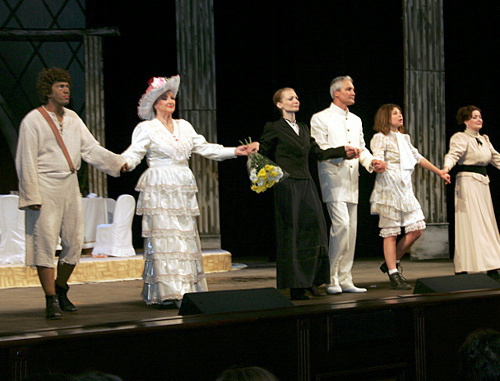 Сцена из спектакля по пьесе Уильяма Гибсона «Сотворившая чудо» в постановке Академического русского театра им. Евгения Вахтангова из Владикавказа. Московский областной дом искусств, 22 сентября 2012 г. Фото Татьяны Гантимуровой для "Кавказского узла"