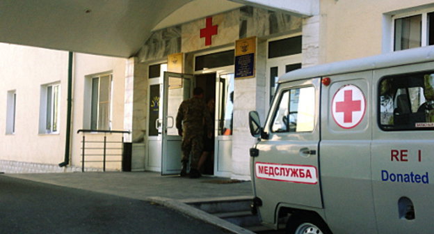 У входа в приемное отделение детской больницы "Аревик". Нагорный Карабах, Степанакерт, 28 сентября 2012 г. Фото Алвард Григорян для "Кавказского узла"