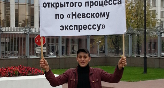 Одиночный пикет жителя Ингушетии у здания правительства РФ. Москва, 3 октября 2012 г. Фото Магомеда Хазбиева
