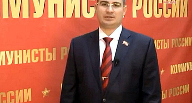 Максим Сурайкин в агитационном видеоролике партии "Коммунисты России". Источник: http://www.komros.info