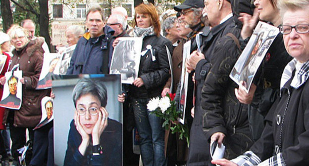 Пикет памяти Анны Политковской в Новопушкинском сквере. Москва, 7 октября 2012 г. Фото Веры Васильевой, http://hro.org