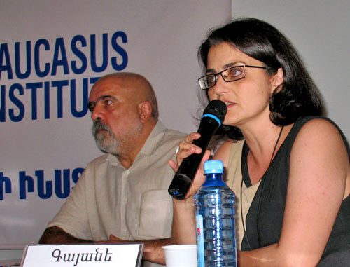 Гаяне Шагоян и Александр Искандарян во время общественных дебатов "Новые гражданские движения в Армении. Факторы и тенденции". Армения, Ереван, 2 октября 2012 г. Фото Армине Мартиросян для "Кавказского узла"