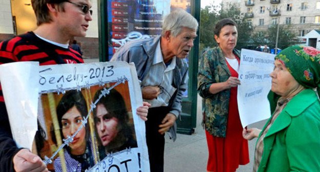 Пикет в поддержку Pussy Riot. Волгоград, 1 октября 2012 г. Фото Татьяны Филимоновой для "Кавказского узла"