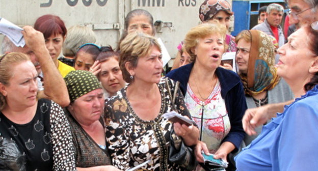 Жители Дербента, пострадавшие от наводнения, в очереди за гуманитарной помощью. 11 октября 2012 г. Фото пресс-службы ГУ МЧС по Республике Дагестан, www.05.mchs.gov.ru