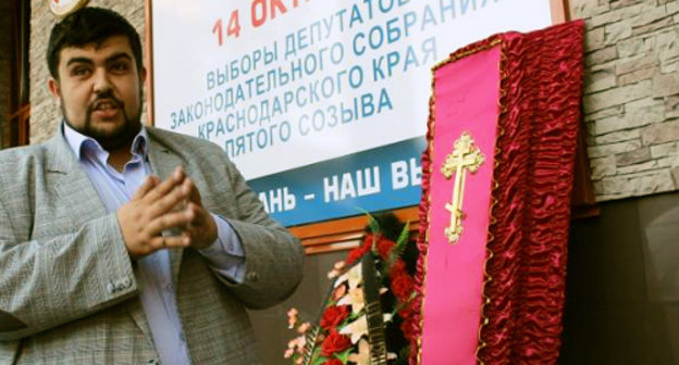 Уполномоченный представитель партии "Коммунисты России" в Краснодарском крае Михаил Абрамян у "гроба КПРФ" во время перфоманса. Краснодар, 15 октября 2012 г. Фото: Информационное агентство "ФедералПресс", http://fedpress.ru