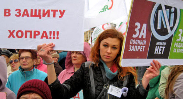 Студентка Анна Исаева выступает против строительства никель добывающего завода в Воронежской области. Волгоград, 13 октября 2012 г. Фото Вячеслава Ященко для "Кавказского узла"