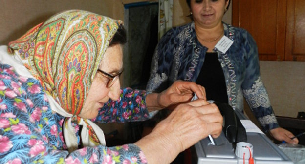 Северная Осетия, Беслан, 14 октября 2012 г. Жительница улицы 1-ая Заводская Валентина Колодченко  голосует на дому - к больной пожилой горожанке по ее личному заявлению пришли с переносной урной члены участковой избирательной комиссии. Фото Алены Козыревой для "Кавказского узла"