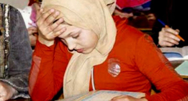 Ученица в хиджабе. Фото http://www.islamnews.ru