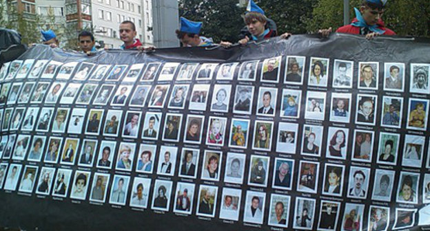 Акция памяти жертв терроризма у Театрального центра на Дубровке. 2010 г. Фото: http://bb-mos.livejournal.com