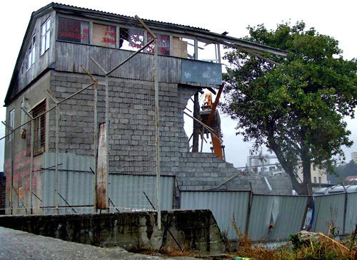 Снос дома Алексея Кравца. Сочи, 25 октября 2012 г. Фото Михаила Соколова Снос дома Алексея Кравца. Сочи, 25 октября 2012 г. Фото Михаила Соколова