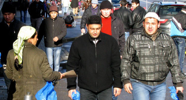 Празднование Курбан-Байрама в Москве. На снимке: раздача ковриков для молитвы на улицах города. Москва, 26 октября 2012 г. Фото Натальи Крайновой для "Кавказского узла"