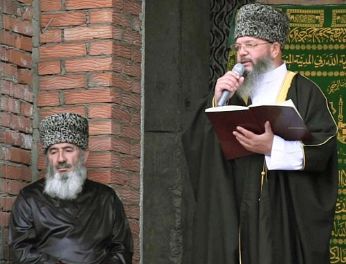Муфтий Мухаммад Хаджи Рахимов на праздничном богослужении в мечети Пятигорска. 26 октября 2012 г. Фото с сайта Духовного Управления мусульман Ставропольского края, www.dum26.mashuk.ru Муфтий Мухаммад Хаджи Рахимов на праздничном богослужении в мечети Пятигорска. 26 октября 2012 г. Фото с сайта Духовного Управления мусульман Ставропольского края, www.dum26.mashuk.ru