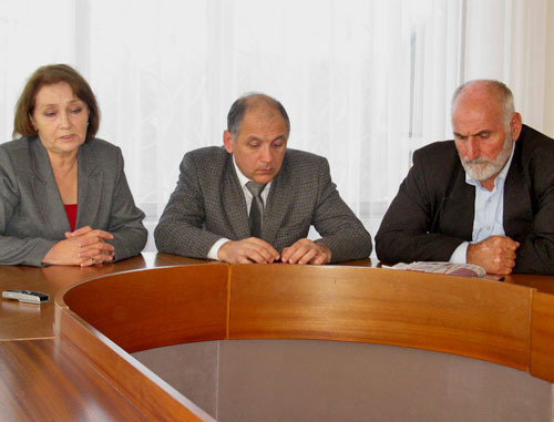 Саният Мансурова, Нариман Гаджиев и Магомед Шамилов во время пресс-конференции. Махачкала, 29 октября 2012 г. Фото Тимура Исаева для "Кавказского узла"