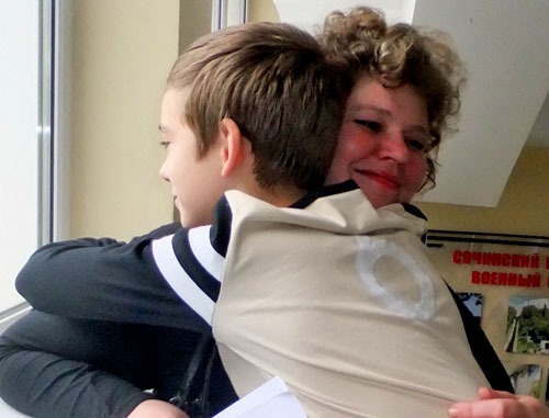 Святослав Горбунов, находившийся в социальном реабилитационном центре для несовершеннолетних "Родник", передан родным. На снимке: Валентина Горбунова со своим сыном. Сочи, 31 октября 2012 г. Фото Светланы Кравченко для "Кавказского узла"