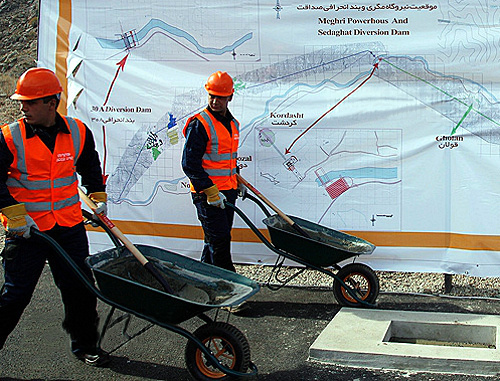 Строители на церемонии закладки фундамента Мегринской ГЭС. армения, Мегри, 8 ноября 2012 г. Фото: © PanARMENIAN Photo/
Tigran Mehrabyan