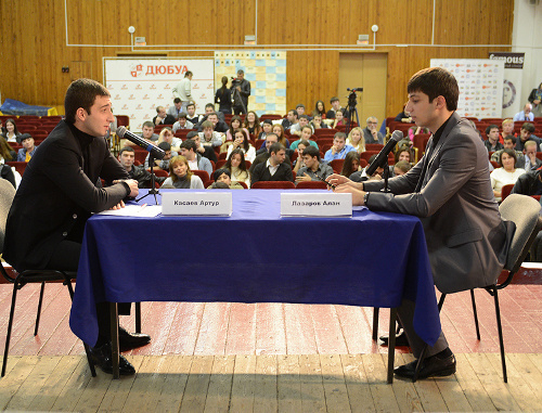Владикавказ, актовый зал СОГМА, 5 ноября 2012 г.  Заключительный этап конкурса "Перспективные лидеры Осетии". Управленческий поединок между Артуром Касаевым и Аланом Лазаровым. Фото Константина Фарниева для "Кавказского узла"