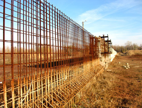 Строительство нового противопаводкового сооружения на полуострове "Пролетарский" остановлено на неопределенное время. Астрахань, ноябрь 2012 г. Фото Вячеслава Ященко для "Кавказского узла"