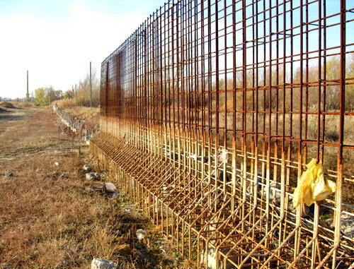 Строительство нового противопаводкового сооружения на полуострове "Пролетарский" остановлено на неопределенное время. Астрахань, ноябрь 2012 г. Фото Вячеслава Ященко для "Кавказского узла"