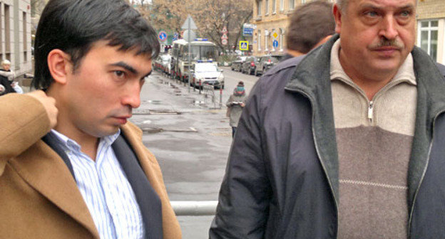 Отец Ивана Агафонова, Александр Агафонов и его
представитель Матвей Цзен. Москва, 16 ноября 2012 г. Фото Юлии Буславской для "Кавказского узла"
