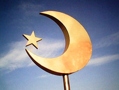 Полумесяц со следами краски на въезде в Майкоп. Фото Игоря Левитина для "Кавказского узла"