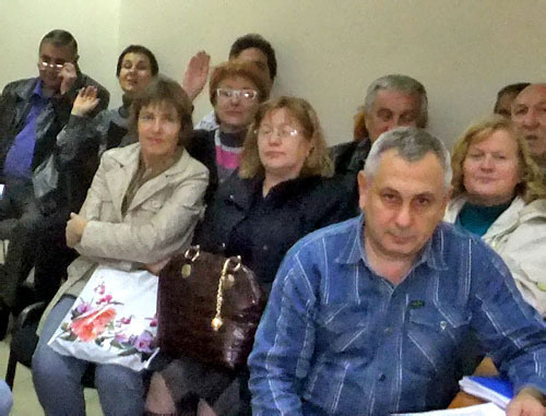 Слушатели открытого процесса по обвинению журналистки Светланы Кравченко перед заседанием суда. Сочи, 3 декабря 2012 г. Фото Светланы Кравченко для "Кавказского узла"