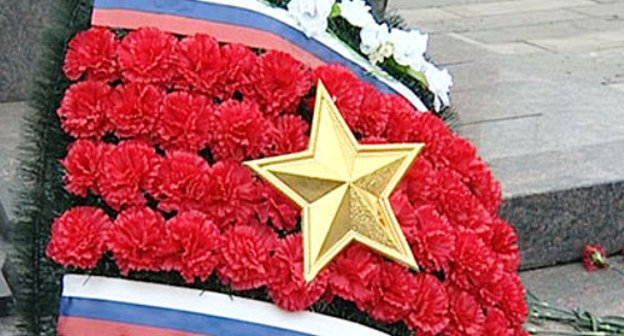 Траурный венок на воинском кладбище. Фото: http://www.ntm-tv.ru
