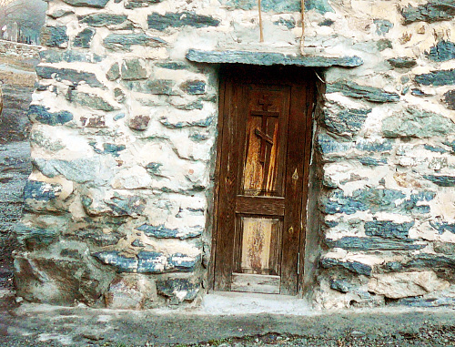 Северная Осетия, Алагирский район, Нузал. Вход в Нузальскую часовню. Фото Дмитрия Тамерланова для "Кавказского узла"