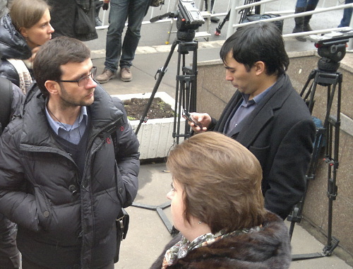 Справа: защитники семьи Агафоновых Оксана Михалкина и Матвей Цзен у здания Мосгорсуда. Москва. 27 ноября 2012 г. Фото Юлии Буславской для "Кавказского узла"