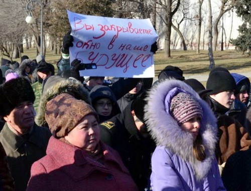 Участники митинга против ликвидации Каспийского филиала Морского университета. Астрахань, 17 декабря 2012 г. Фото: Михаил Кошевой, пресс-служба Астраханского обкома КПРФ, http://www.kprfast.ru