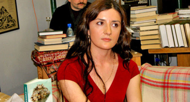 Алиса Ганиева во время презентации своей книги "Праздничная гора". Москва, 11 декабря 2012 г. Фото Натальи Крайновой для "Кавказского узла"
