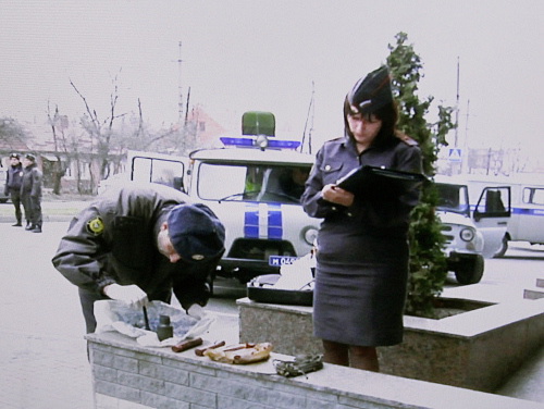 Эксперты МВД осматривают шашки аммонита, найденные в вентиляционной трубе дома 182 по улице Ардонской. Владикавказ, 11 декабря 2012 г. Фото предоставлено пресс-службой МВД Северной Осетии 