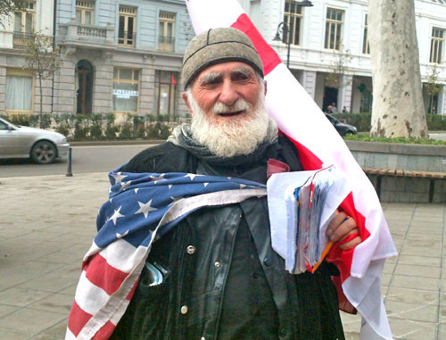 Один из участников Флешмоба в поддержку вступления Грузии в НАТО. Тбилиси, 30 декабря 2012 г. Фото Ники Багратиони для "Кавказского узла"