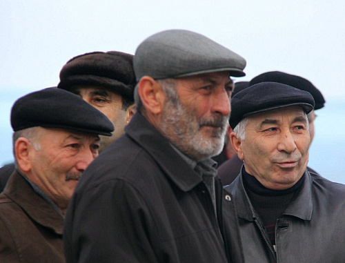 Жители селения Храх-Уба на митинге протеста перед Аварским театром в Махачкале, 8 февраля 2011 г. Фото Анвара Курбанмагомедова, http://xpax.info
