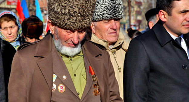 Участники праздничных мероприятий, посвященных 70-летию освобождения города Малгобека от гитлеровских войск. Ингушетия, Малгобек, 3 января 2013 г. Фото: официальный сайт Республики Ингушетии, http://www.ingushetia.ru