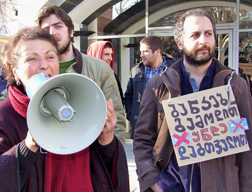Нана Гиоргадзе выступает во время акции "Жилье всем" с требованием предоставления жилья малоимущим. Тбилиси, 31 января 2013 г. Фото Эдиты Бадасян для "Кавказского узла"