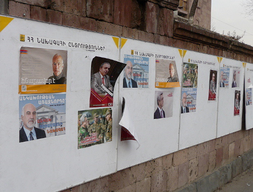 Стенды с агитационными плакатами кандидатов в президенты Армении. Ереван, 31 нваря 2013 г. Фото Армине Мартиросян для "Кавказского узла"