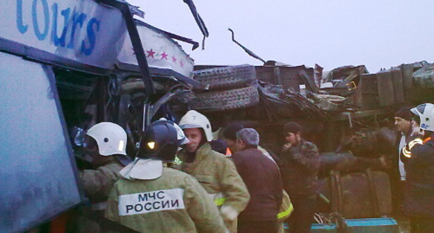 На месте ДТП на трассе Элиста - Волгоград в Светлоярском районе Волгоградской области. 11 февраля 2013 г. Фото ГУ МЧС по Волгоградской области, http://www.34.mchs.gov.ru