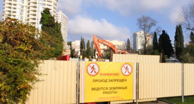 Сочи, площадь Ленина, 25 декабря 2012 г. "Олимпийское" строительство на месте зеленой зоны. Фото Светланы Кравченко для "Кавказского узла"