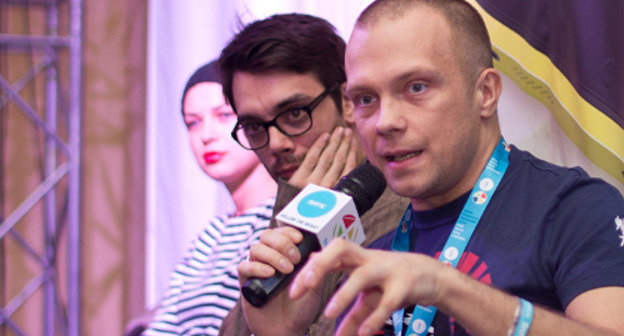 Слева: Евгений Рудин (DJ Грув) судит конкурс диджеев на восьмой Зимней музыкальной конференции SWMC  в Сочи. 9 февраля 2013 г. Фото Анастасии Карагачевой