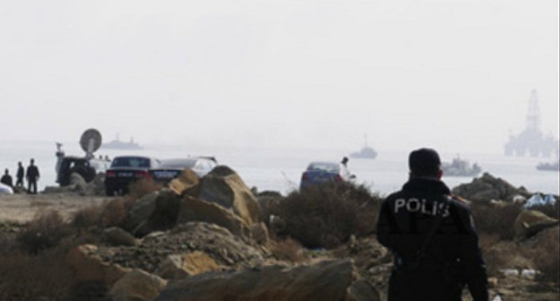 На месте крушения военно-транспортного вертолета МИ-17. Баку, поселок Шихово, 11 февраля 2013 г. Фото: apa.az 