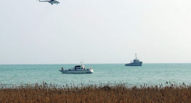 Поиски на месте  падения военно-транспортного вертолета Ми-17 в Каспийском море. Азербайджан, Баку, поселок Шихово, 11 февраля 2013 г. Фото: http://www.azertag.com