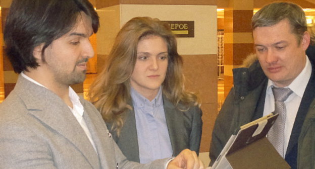 Слева направо: Адвокаты Мурад Мусаев, Дарья Тренина, Валентин Варкентин с 18 томами дела об убийстве Юрия Буданова в здании Мосгорсуда. Москва, 6 декабря 2012 г. Фото Юлии Буславской для "Кавказского узла