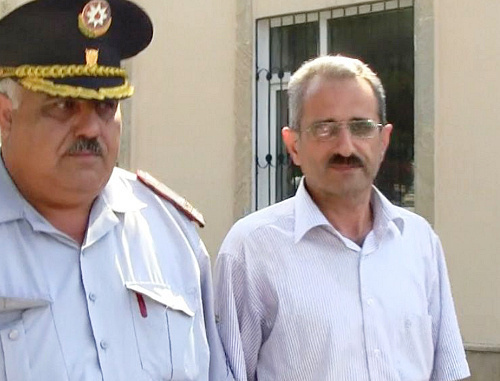 Гилал Мамедов в сопровождении полицейского. Баку, 22 июня 2012 г. Фото: www.radioazadlyg.org