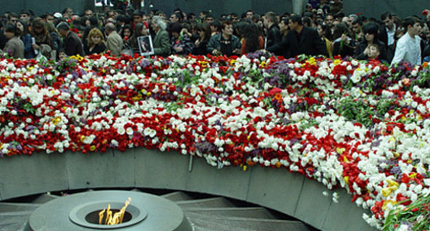 Армения, Ереван, мемориальный комплекс Цицернакаберд. День памяти жертв геноцида армян на территории Османской империи. Фото: http://news.genocide.ru 