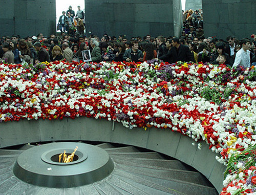 Армения, Ереван, мемориальный комплекс Цицернакаберд. День памяти жертв геноцида армян на территории Османской империи. Фото: http://news.genocide.ru 